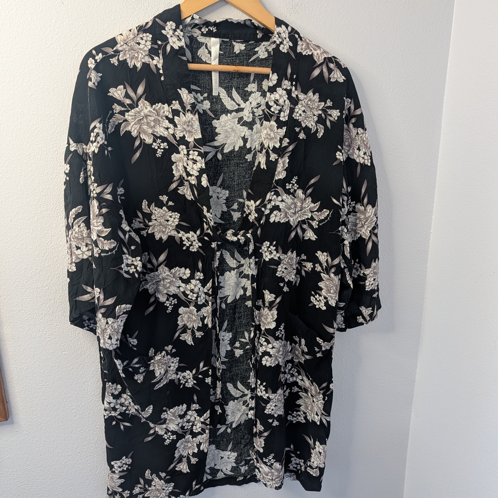 Spiritual Gangster Floral Kimono | One Size | Black &‎ Ivory